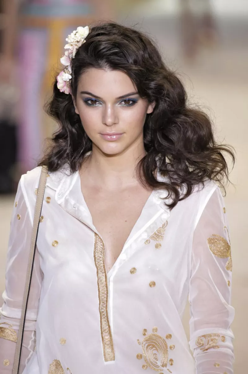 Después de que se supiera la noticia de una perforación en una de sus boobs, la modelo dejó ver un accesorio metálico mientras modelaba braless para la firma Diane Von Furstenberg.