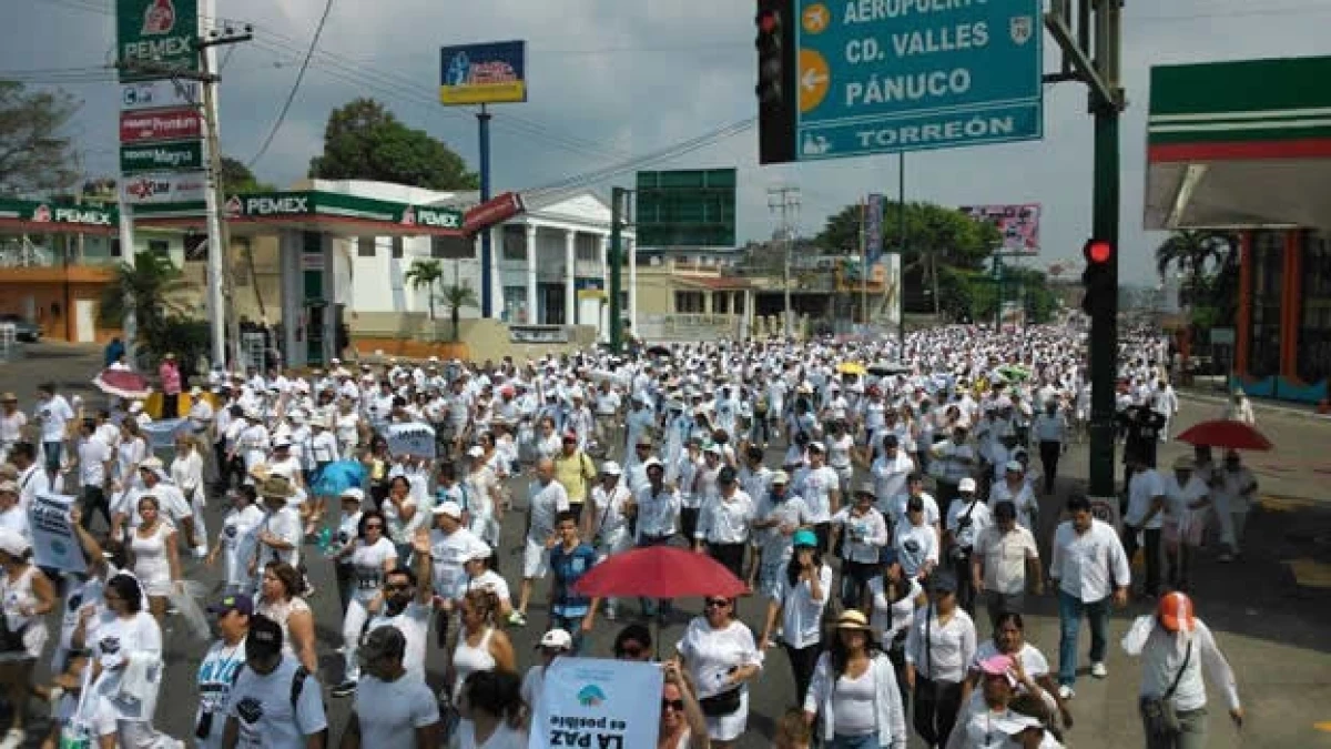 Algunos de los participantes en la marcha ?Tamaulipas por la paz?, hecho inédito en Tampico luego del incremento de violencia