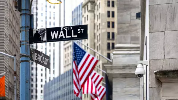 Primer plano del cartel de Wall Street en el distrito financiero de la ciudad de Nueva York. 