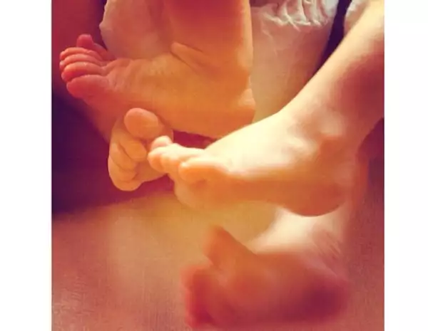 Esta es la primera foto que compartieron Elsa y Chris de los gemelos Tristan y Sasha.