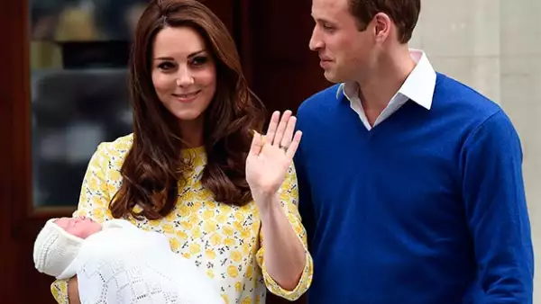 El pequeño George sonríe y señala a su hermana cada vez que la ve, ahora que la familia real se ha mudado a su casa en Norfolk.
