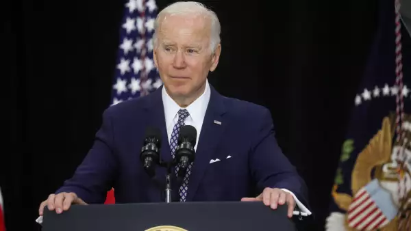 El presidente de Estados Unidos, Joe Biden, ha visto caer su popularidad por el alza de la inflación que enfrenta la economía.
