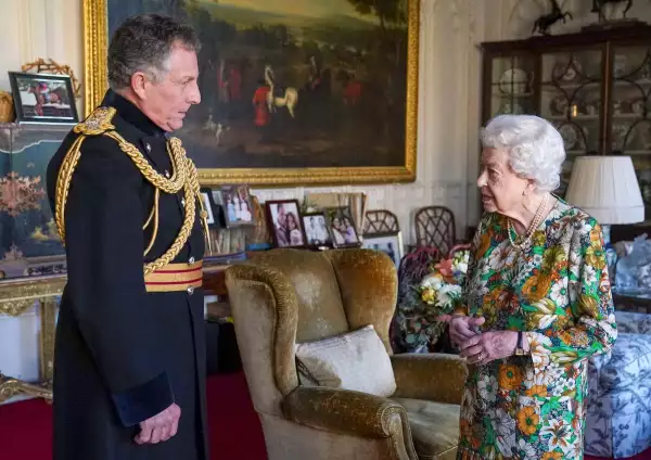 Nck Carter, reina Isabel II