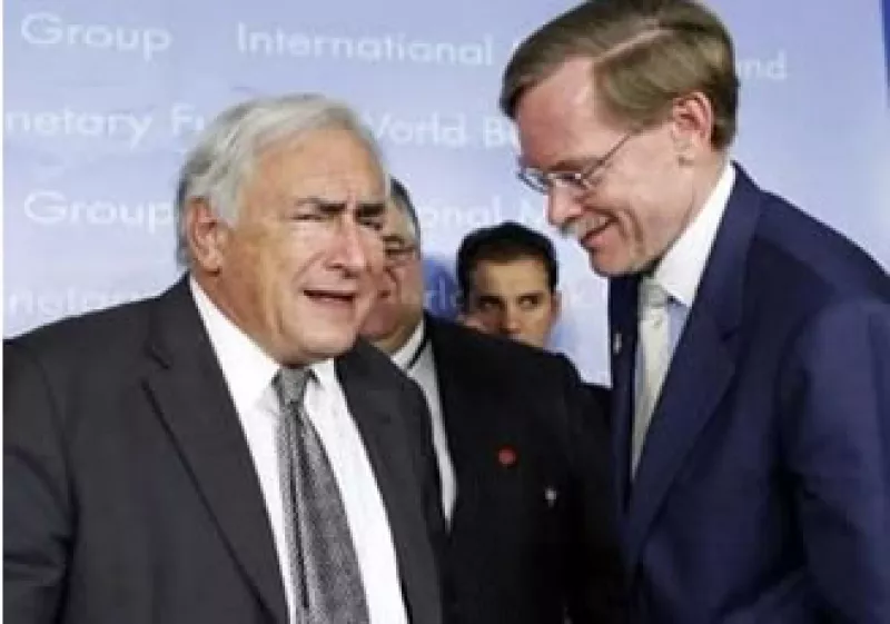 Dominique Strauss-Kahn, presidente del FMI (izq) y Robert Zoellick, líder del Banco Mundial, encabezaron la asamblea anual. (Foto: Reuters)