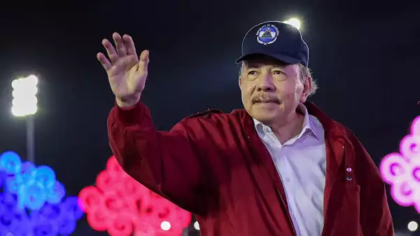 Este folleto publicado por el gobierno de Nicaragua a través del medio de noticias oficial El 19 Digital muestra al presidente de Nicaragua, Daniel Ortega, saludando durante un evento para conmemorar el 47 aniversario de la Revolución de Nicaragua en Managua, el 19 de julio de 2026.