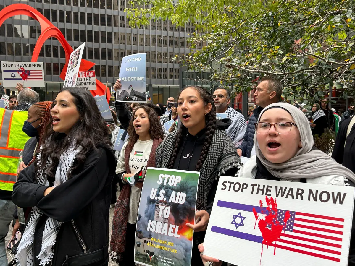 La gente participa en una protesta en apoyo de los palestinos en Gaza mientras continúa el conflicto entre Israel y Hamas, en Chicago, EE. UU., el 18 de octubre de 2023.