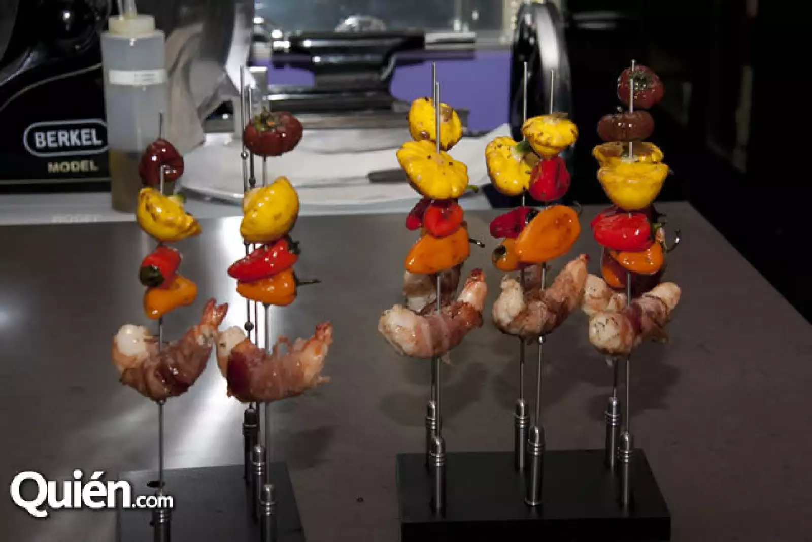 Brochetas de vegetales y camarón con speck