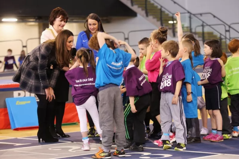 Los Duques visitaron Escocia para ver los lugares donde se realizarán los Juegos del Commonwealth. Ahí, la futura mamá vistió un abrigo a cuadros que no dejó ver su pancita.