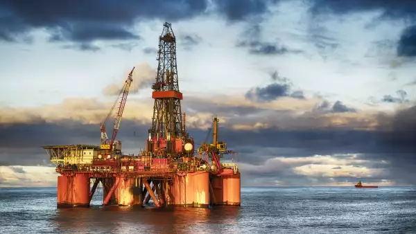 HDR of Offshore drilling rig at day