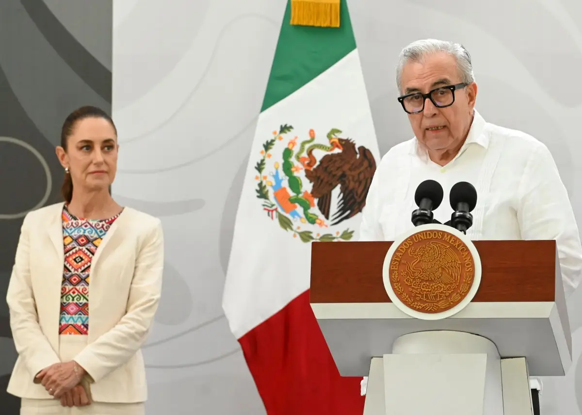 Claudia Sheinbaum Pardo, presidenta de México, y Rubén Rocha Moya, entonces gobernador de Sinaloa, durante la conferencia Mañanera del Pueblo en la que se presentó el informe de seguridad.