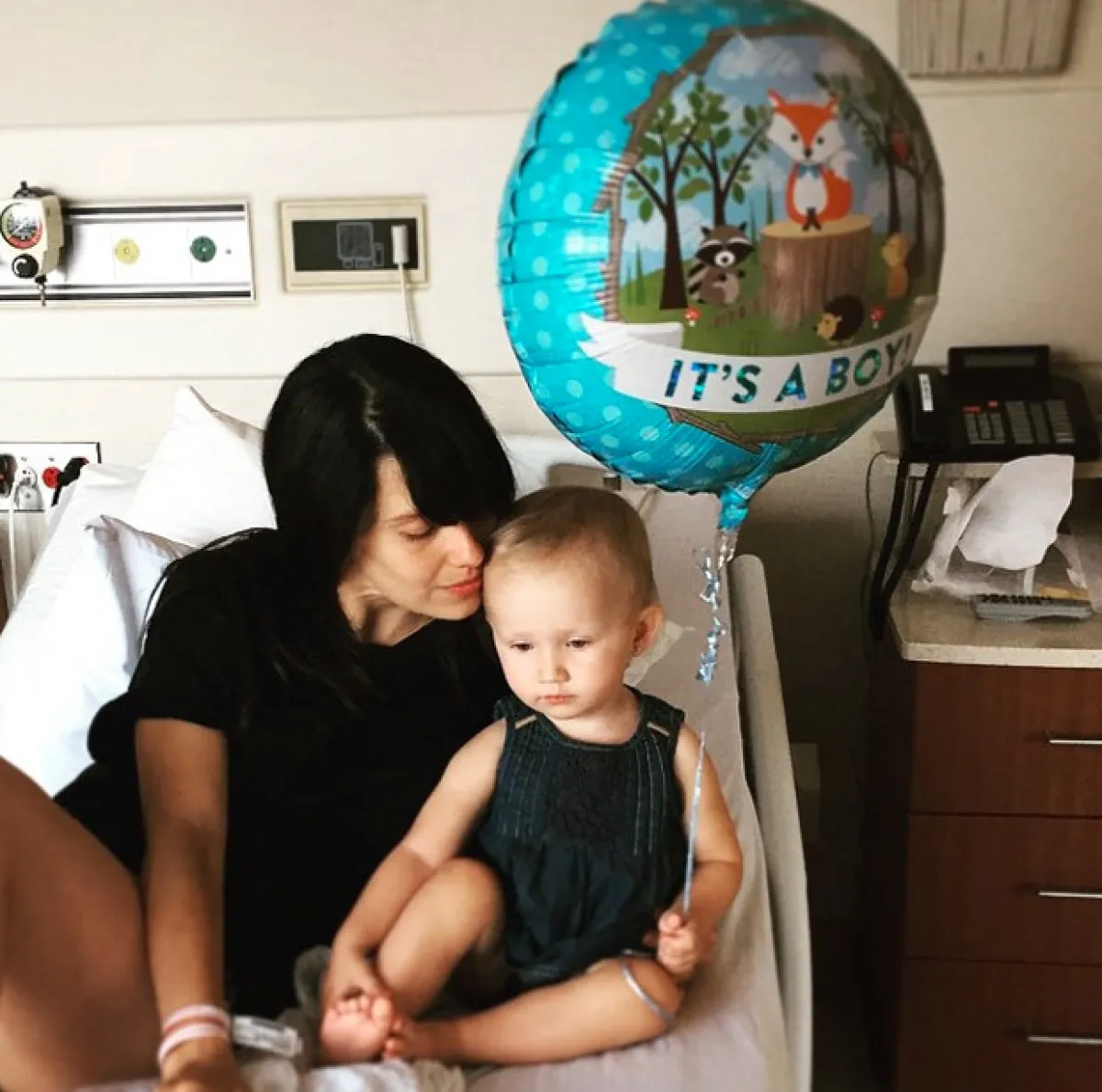 La pequeña Carmen recibiendo a su nuevo hermano.