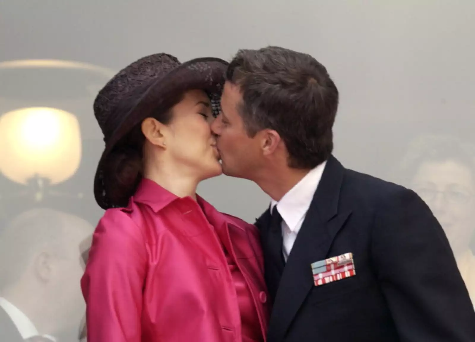 La pareja real danesa aunque no son muy cariñosos en público, cuano lo hacen no ocultan esa mirada de cómplices.