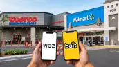 Dos celulares en sus pantallas se ven WOZ y BAIT