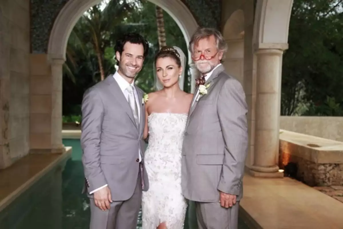 Emiliano Salinas y Ludwika Paleta se casaron el pasado 20 de abril. Aquí con el papá de la novia.