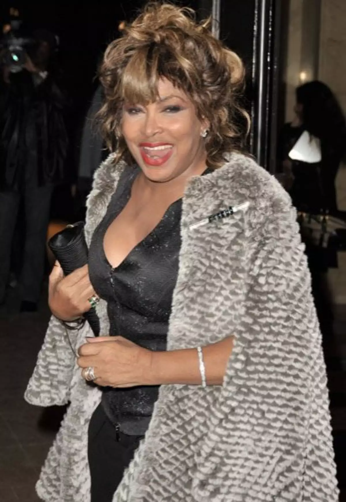 Tina Turner en el desfile por la presentación de la colección Armani.