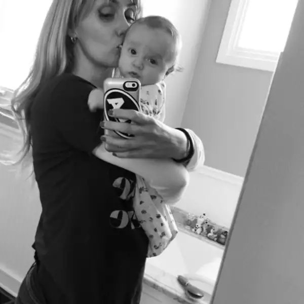 Totalmente enamorada de su hijo, Heidi captura su amor en una selfie.