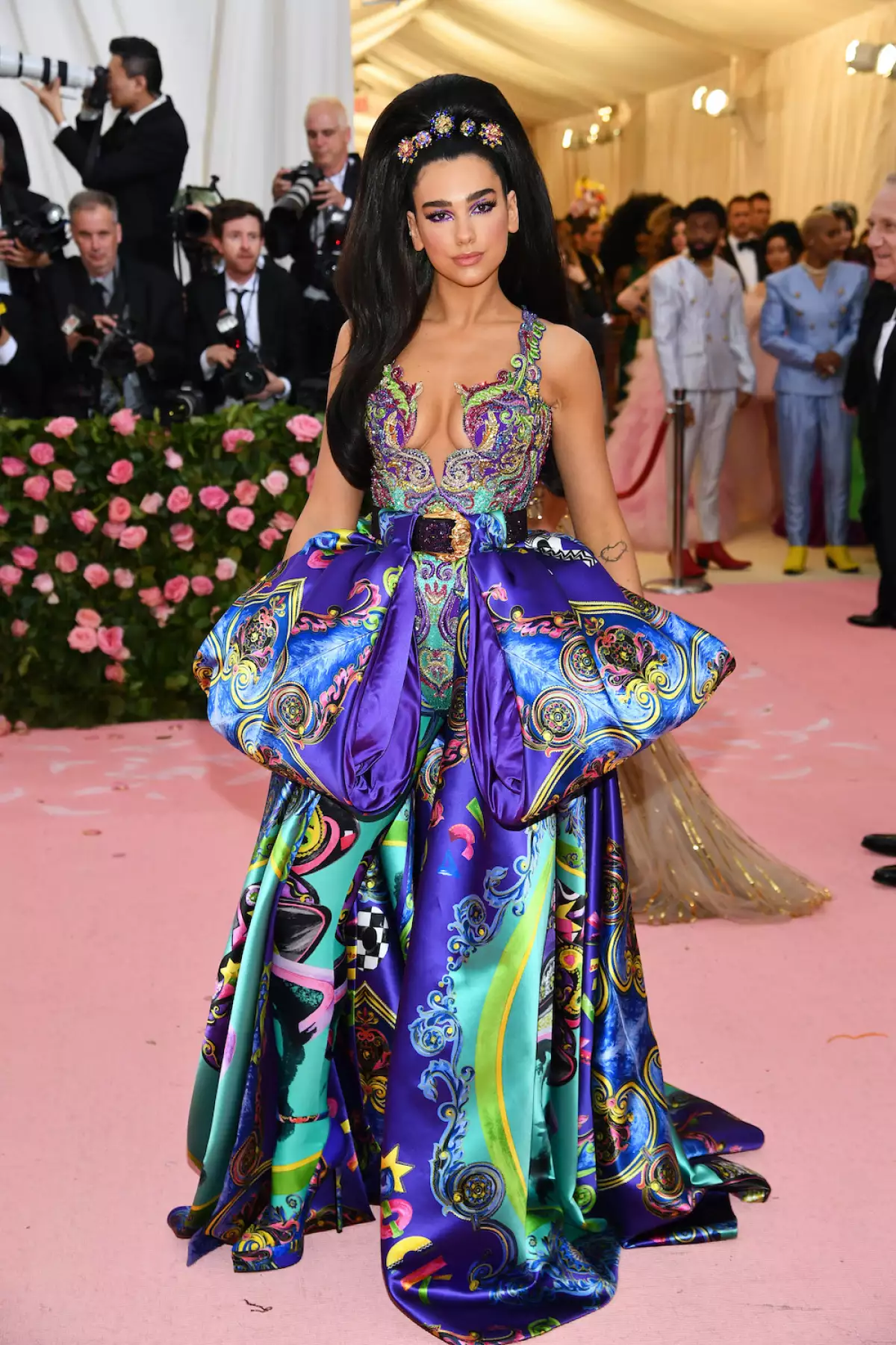 Dua Lipa con un vestido multicolor durante la Met Gala 2019. 