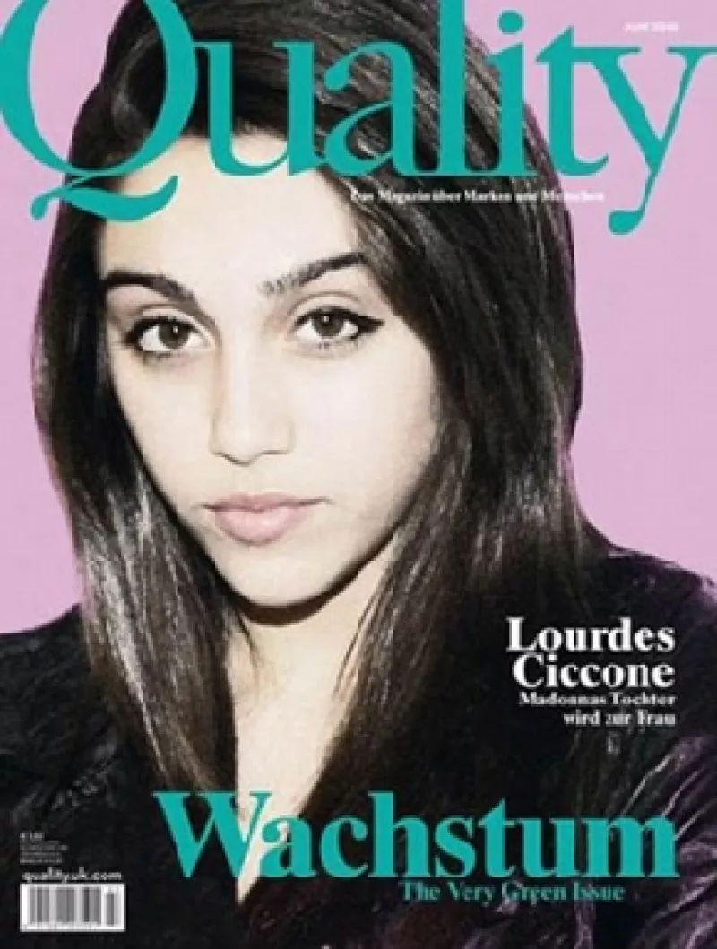 A sus 13 años, Lourdes María posa por primera vez para la revista alemana Quality. En la portada vemos que `Lola´, como le dicen de cariño, es muy parecida a la Reina del Pop.