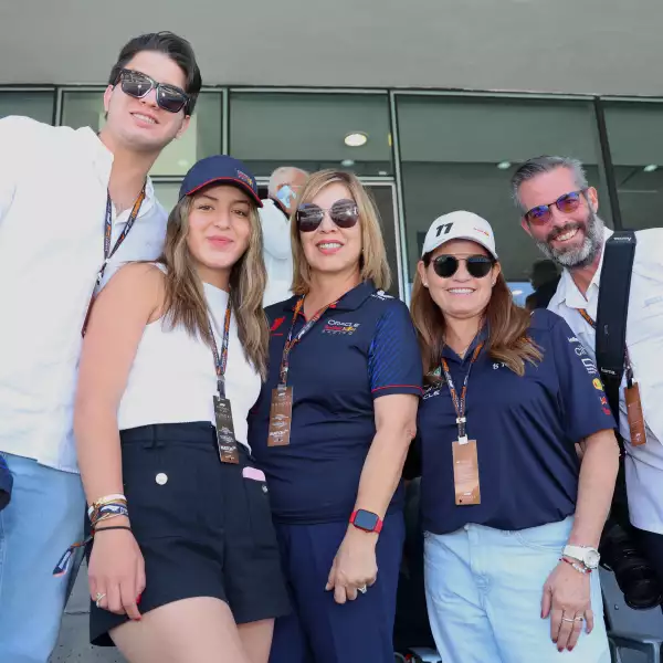 Juan José,  Natalia y Marisela Caro, Laura Aguilar y Mauricio O