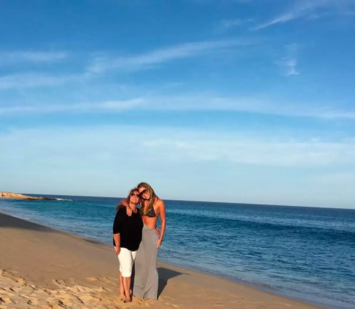 La conductora de deportes viajó el fin de semana a Los Cabos, donde, además de lucir su belleza, se consintió con su mamá.