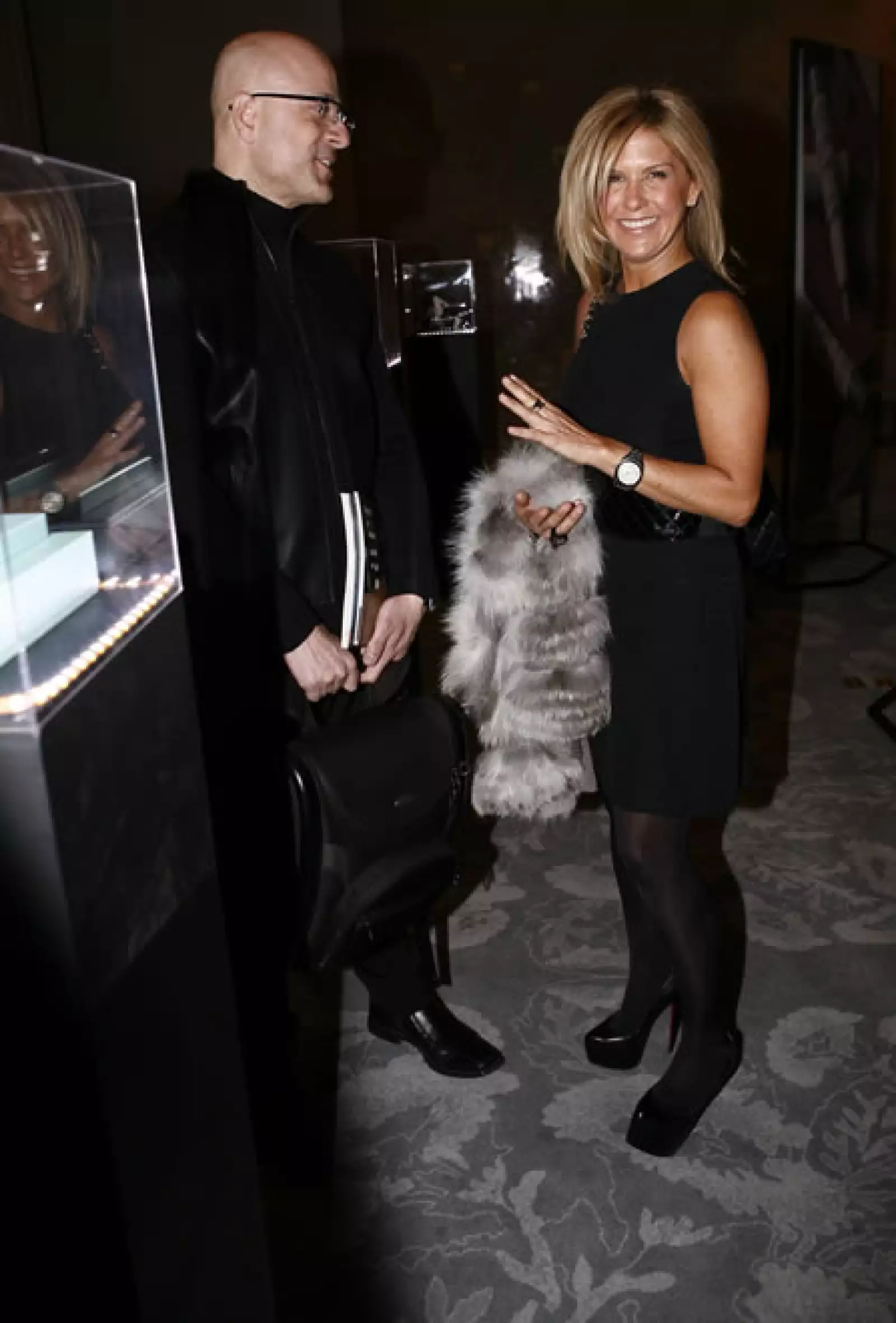 Nuevamente la experta en arte optó por lucir un look monocolor, que resaltó con una estola de piel en gris.