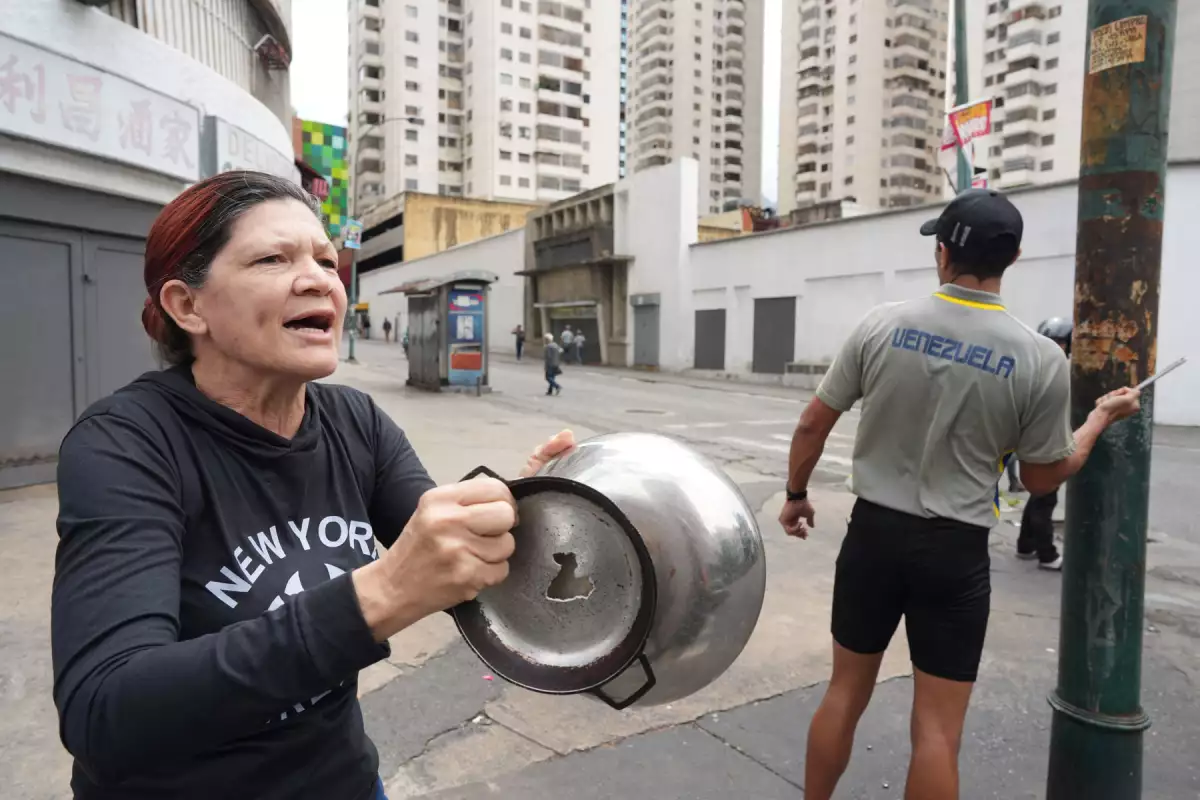 Una mujer golpea una olla y grita consignas en protesta contra los resultados de las elecciones después de que Venezuela despertara a una profunda incertidumbre política después de que tanto el presidente Nicolás Maduro como su rival de la oposición Edmundo González reclamaran la victoria en las elecciones presidenciales, en Caracas, Venezuela, el 29 de julio de 2024.