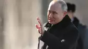 El presidente ruso Vladimir Putin salud cuando asiste a la conmemoración del Día del Soldado Desconocido. 