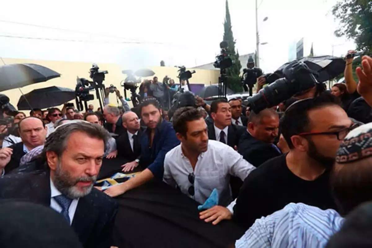 Ari acompañó el cuerpo hasta su sepulcro.