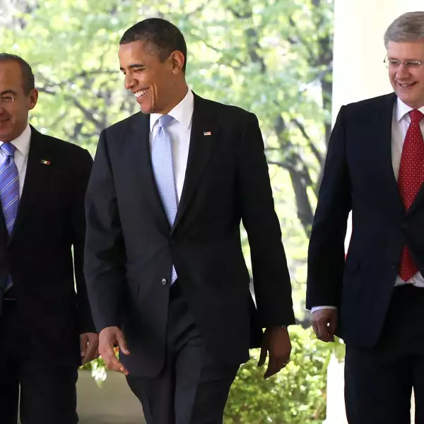 El presidente de México, Felipe Calderón; el presidente de Estados Unidos, Barack Obama, y el primer ministro canadiense, Stephen Harper, caminan de la Oficina Oval al Jardín de las Rosas para dar una conferencia de prensa. 