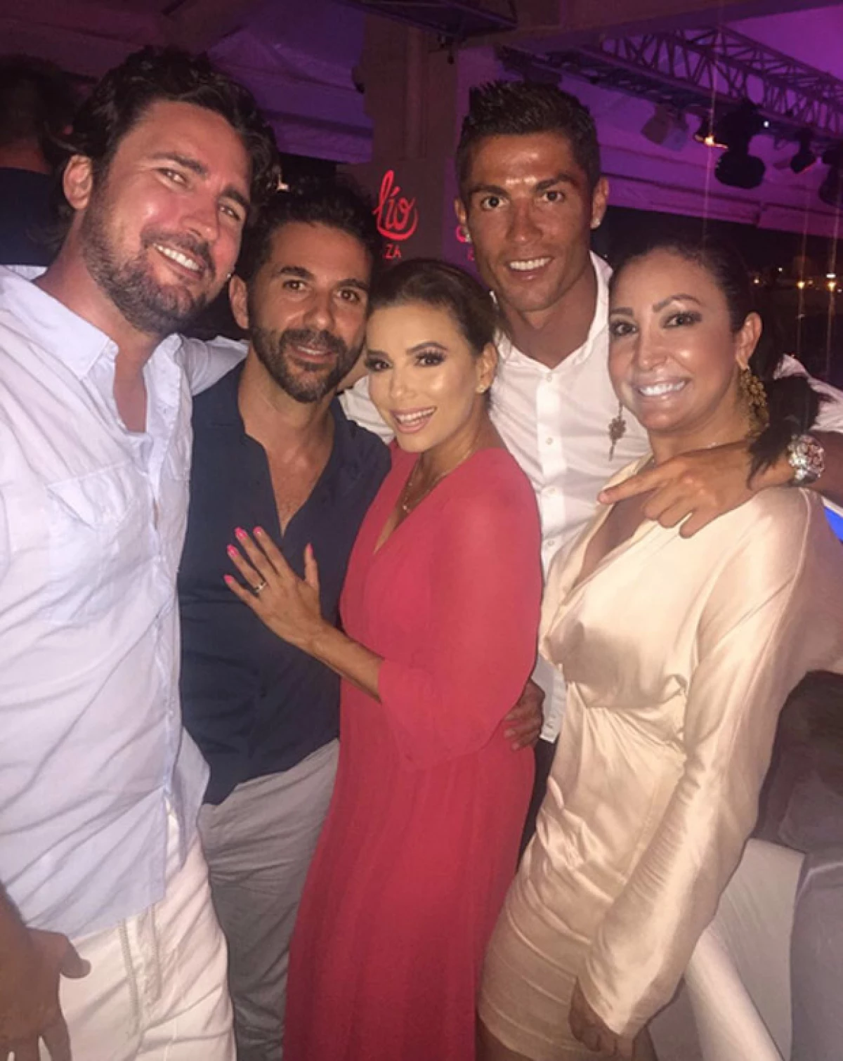 La actriz, su esposo y el futbolista se encontraron en un club de la isla pocas horas después de que Eva ejerciera como madrina de un evento solidario.