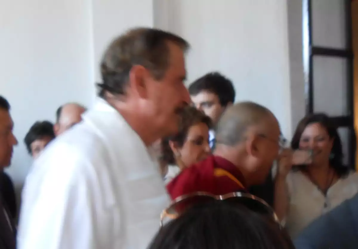 Aquí el Dalai Lama durante su llegada a la ex hacienda San Cristobal, escoltado por Vicente y Marta Fox.