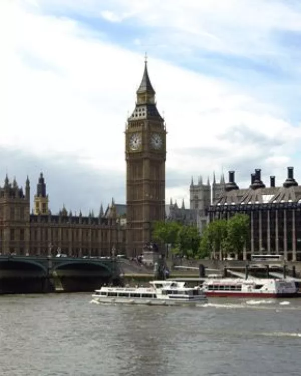 La joven, de quien no se ha dado su nombre, pertenece a una familia saudí muy rica, conoció a un inglés no musulmán durante una visita a Londres y mantuvo relaciones sexuales con él.