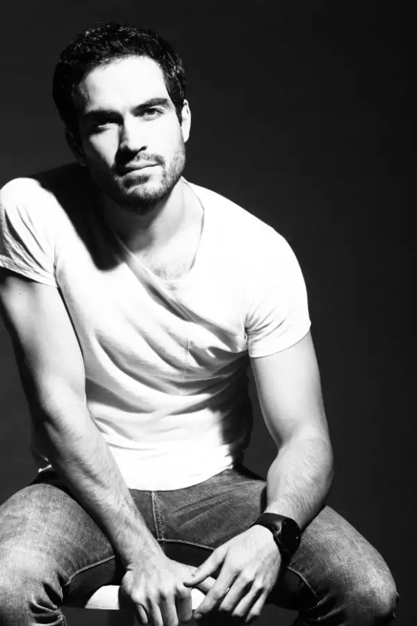 Poncho viajó hoy a Brasil para promocionar su serie Sense8, donde lo esperan miles de fans.