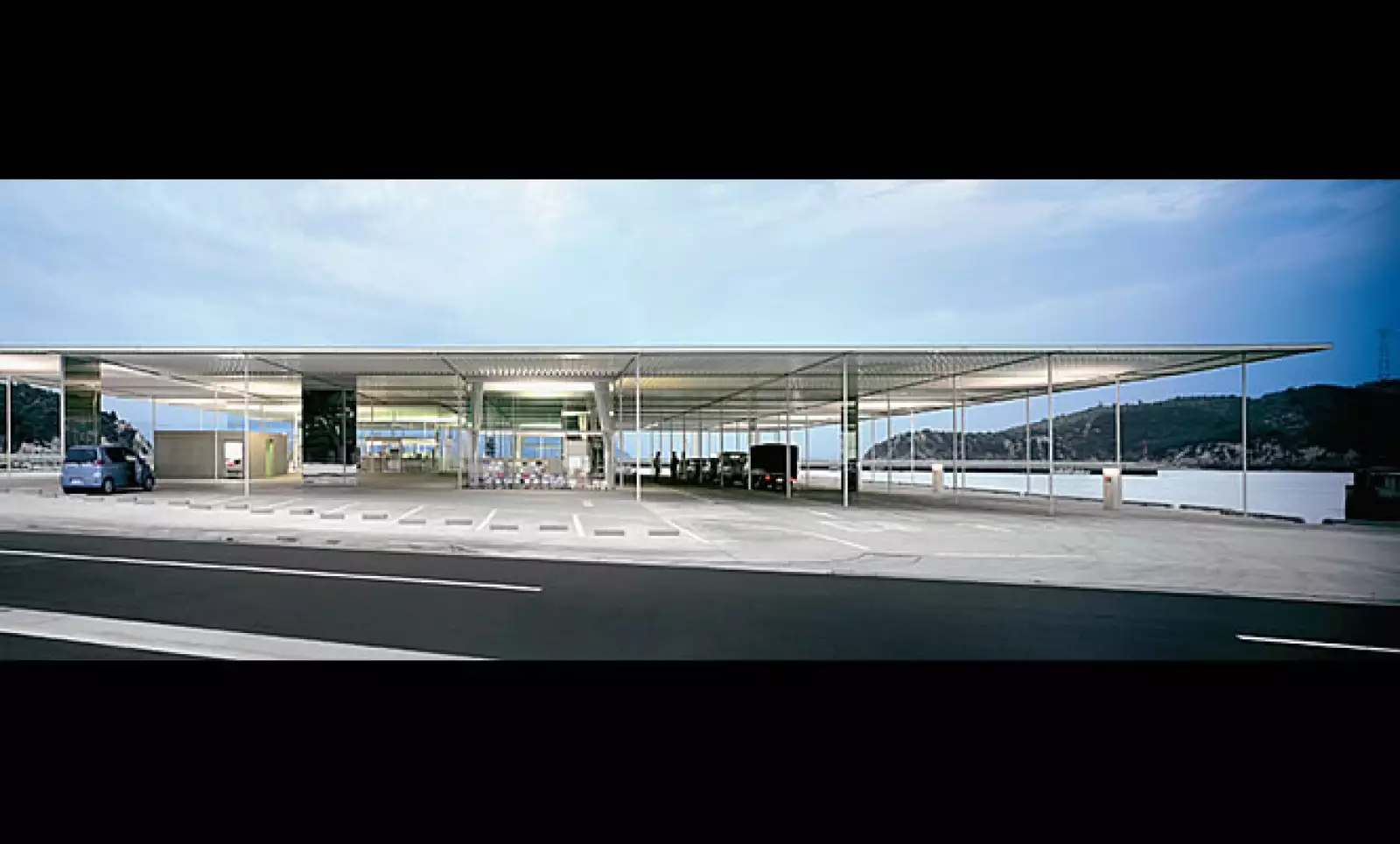 La terminal de ferry de Naoshima, Japón, refleja el interés de SANAA por lograr que sus edificios se adapten tanto al contexto en que se encuentran como a las actividades en su interior.