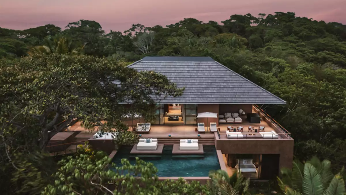 Foto del edificio principal de One&Only Mandarina en medio de la selva nayarita con alberca y camastros.