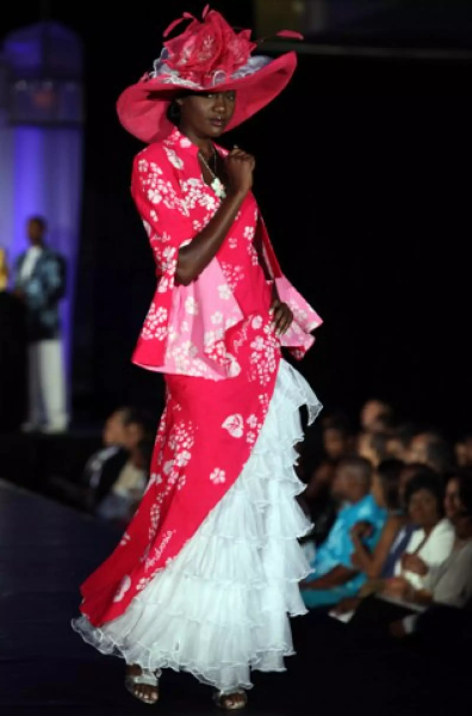 Happie Ntelamo, de Namibia, parecía una dama de sociedad de hace dos siglos con este vestido romántico rojo con holanes en la parte posterior y un sofisticado sombrero.