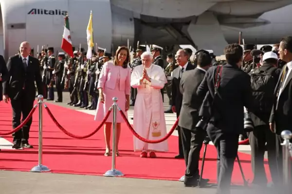 Benedicto XVI fue recibido por el entonces presidente de MÃ©xico, Felipe CalderÃ³n, y su esposa Margarita Zavala durante su visita a nuestro paÃ­s,donde visitÃ³ LeÃ³n, Guanajuato y Silao;Â jamÃ¡s visitÃ³ la Ciudad de MÃ©xico.