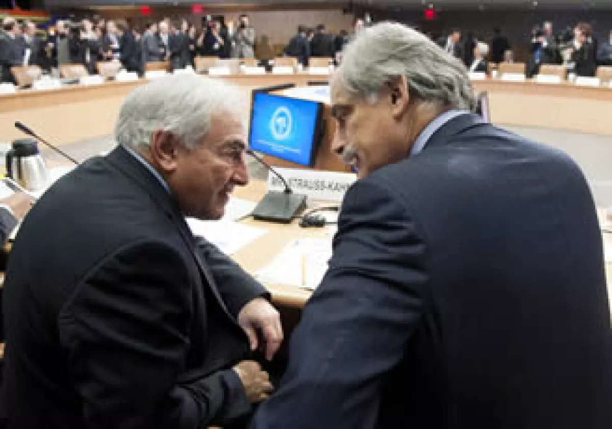 El lugar de Dominique Strauss-Kahn (izquierda) en el FMI será ocupado de forma interina por John Lipsky (derecha). (Foto: Cortesía FMI)