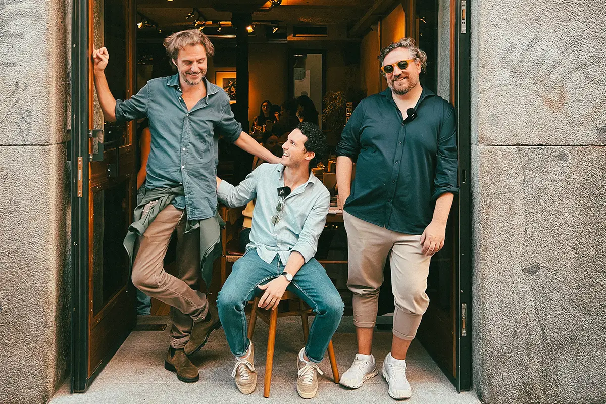 Nacho Ventosa, enrique Glenni y César de la Parra, socios de La Once Mil en Madrid, posan frente al local en el barrio de Justicia de la capital española. 