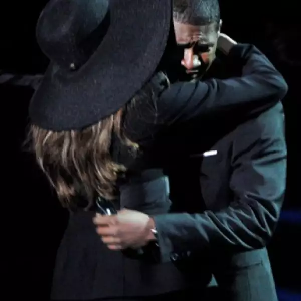 La Toya Jackson y Usher se fundieron en un abrazo de consuelo.
