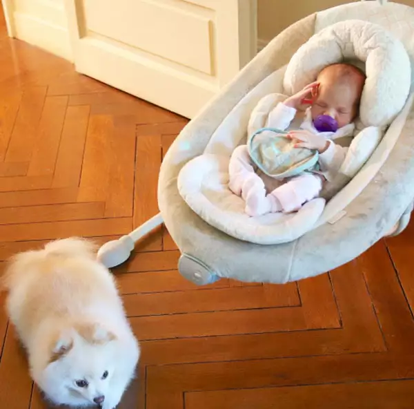 La pequeña Amaia es cuidada celosamente por la perrita Uli.