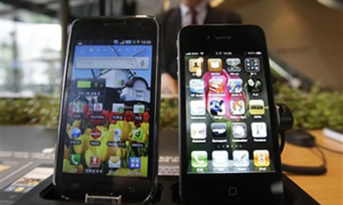 El Galaxy de Samsung (izq.) y el iPhone de Apple (der.) se perfilan para ser los ganadores del trimestre. (Foto: AP)