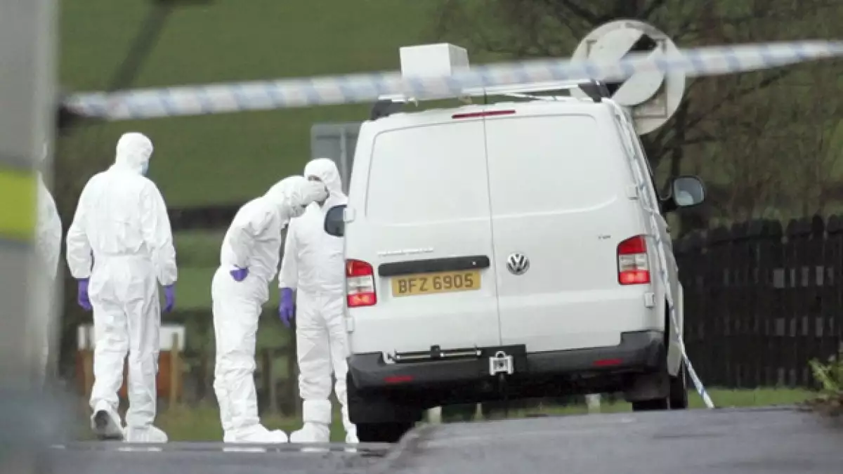 científicos de la policia de ulster investigan la escena del crimen