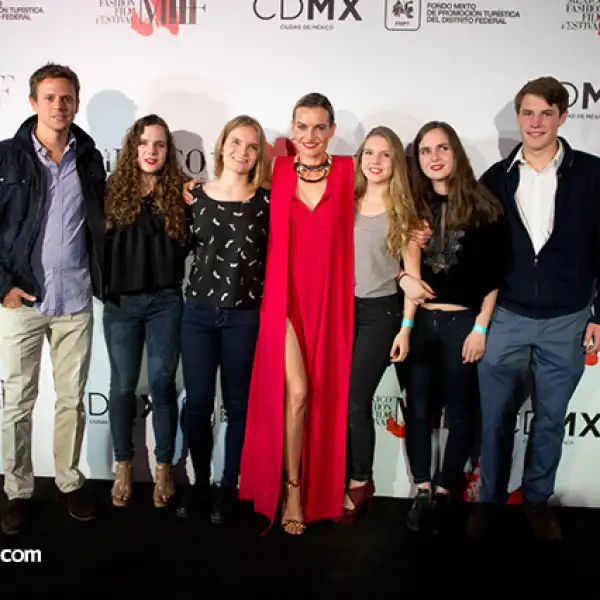 Fernando Mijares, Sara Alanis, María Alanis, Luisa Sáenz, Luisa Alanis, Jimena Alanis y Nicolas Spitalier