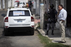 Se transporta en siete camionetas.