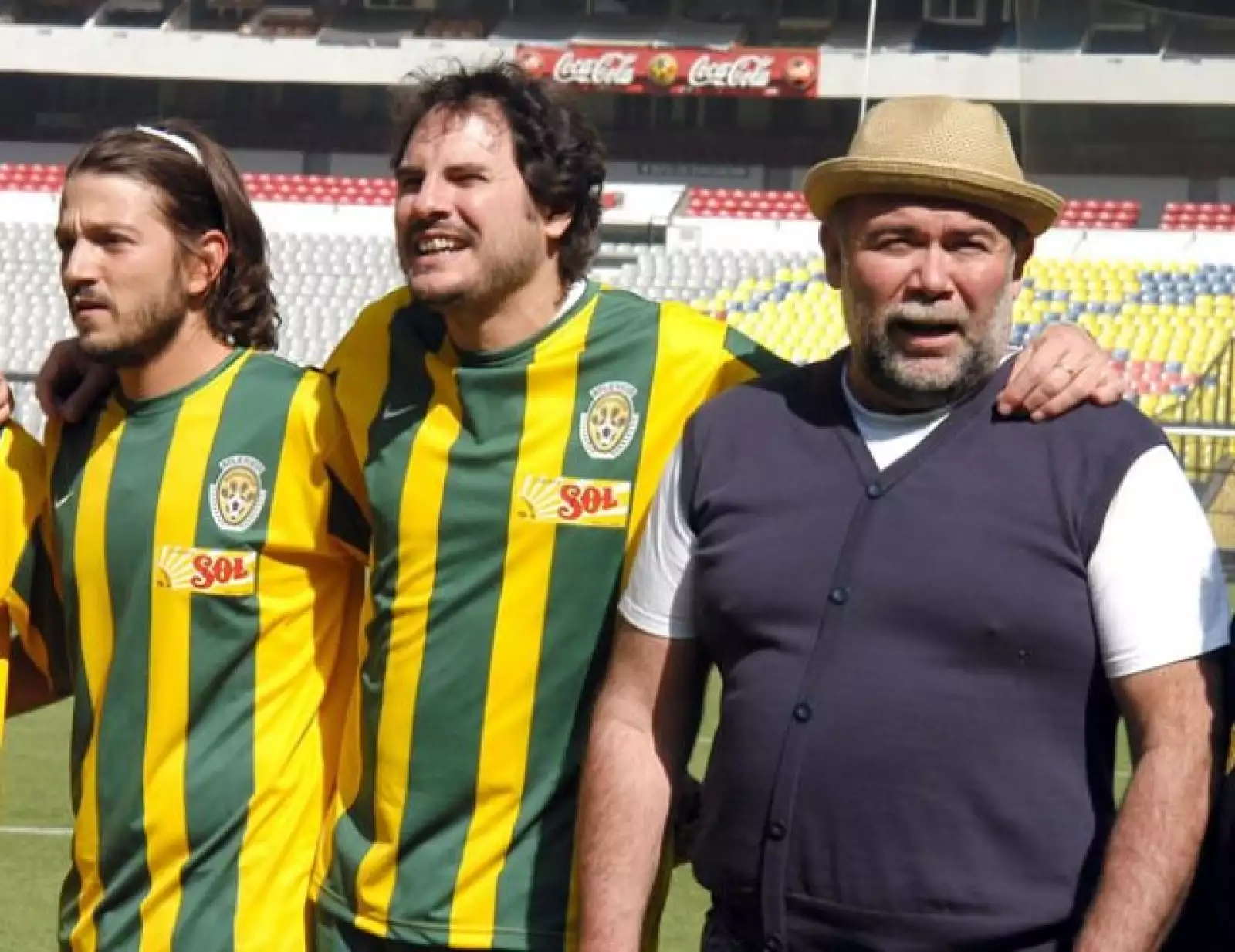Diego Luna, Carlos Cuarón y Jesús  Ocha, quien la hizo de director técnico del equipo.