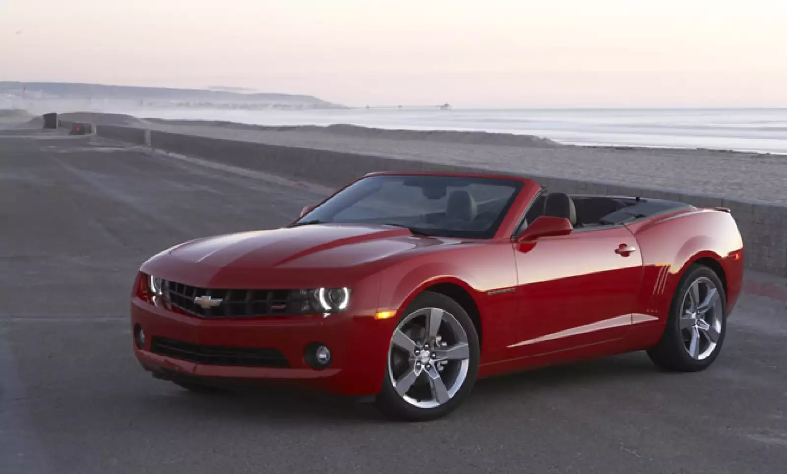 General Motors recién anunció la llegada del Camaro Convertible a México. Este bólido tiene 400 caballos de fuerza. Estará disponible en siete colores exteriores y dos tonos interiores, a un precio no determinado por la automotriz.