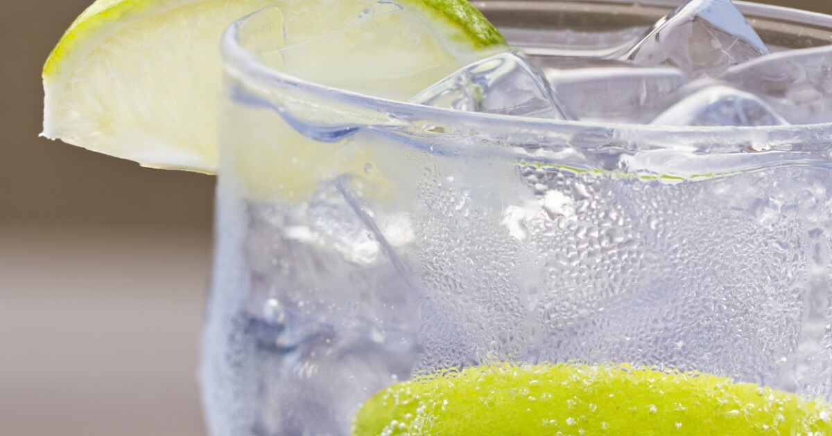¿El agua mineral hidrata tan bien como el agua simple?
