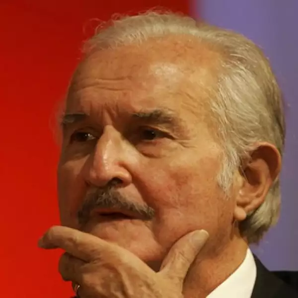 Escuchando un discurso durante la ceremonia del Premio Don Quijote.