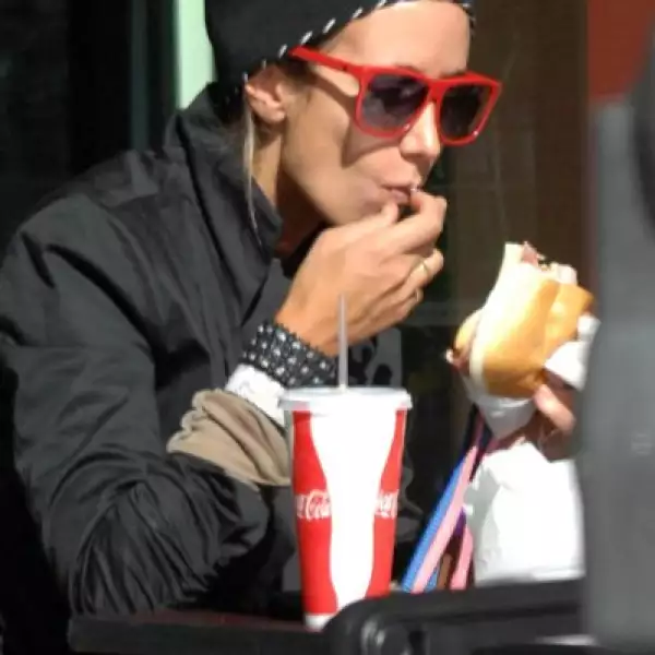 Lady Victoria Hervey recarga energías durante un paseo y hace una parada en pequeño restaurante de Hollywood, California, para comerse un sandwich y tomarse un refresco.